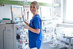 Eine Pflegerin steht an einem Dialysegerät im St. Martinus-Hospital Olpe.