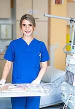 Eine Pflegerin in der Dialyseabteilung des St. Martinus-Hospitals Olpe schaut lächelnd in die Kamera.