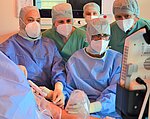 Zwei Ärzte und drei Pflegerinnen schauen im OP-Saal des St. Martinus-Hospitals Olpe auf einen Monitor.
