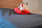 Ein Plüsch-Storch liegt auf einem Bett im Kreißsaal des St. Josefs-Hospital Lennestadt