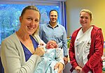 Freuen sich über die Geburt des kleinen Elias (v.l.): Carina Horst, Hani Ibrahim sowie Gesundheits- und Kinderkrankenpflegerin Verena Grobbel.
