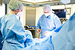 Ein Arzt und eine Ärztin operieren im OP-Saal des St. Martinus-Hospitals Olpe