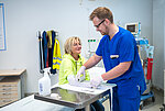 Ein Pfleger versorgt eine Patientin in der Zentralen Notaufnahme des St. Josefs-Hospitals Lennestadt.