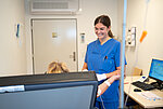 Eine Pflegerin schaut auf einen Monitor der Zentralen Notaufnahme des St. Josefs-Hospitals Lennestadt