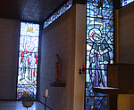 Zwei der Buntglasfenster in der Kapelle des St. Martinus-Hospitals Olpe, die erhalten werden sollen: das linke Fenster zeigt den heiligen Martin, das rechte die heilige Elisabeth von Thüringen.