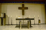 Die Kerzen sind gelöscht, der Tabernakel ist leer: äußere Zeichen dafür, dass die Kapelle des St. Martinus-Hospitals Olpe kein geheiligter Ort mehr ist.