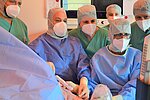 Volle Konzentration beim gesamten OP-Team: Dr. med Anand Esapathi (vorn rechts) und Tarek Misurati (vorn links) beim neuen, minimalinvasiven Verfahren am St. Martinus-Hospital Olpe.