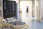 Ein Ultraschallgerät steht auf dem Flur des St. Martinus-Hospitals Olpe.