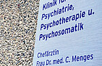 Eingangsschild der Klinik für Psychiatrie, Psychotherapie und Psychosomatik 