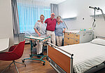Freuen sich über die neuen Räume: Dr. med. Jürgen Schwickerath (M.) und die beiden Leiterinnen der Mutter-Kind-Station am St. Martinus-Hospital, Annette Bischopink (r.) und Ann-Christin Menke.